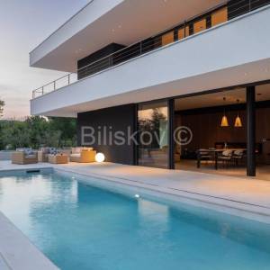 Prodaja, Grožnjan, Luksuzna dizajnerska vila s bazenom, parking 