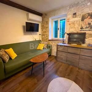 Prodaja, Kamena kuća u centru-Kaštel Novi