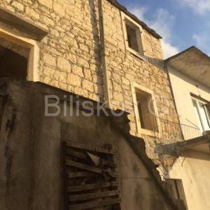 Prodaja, kamena kuća za renovaciju u Baškoj vodi