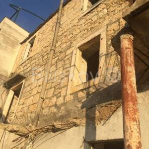 Prodaja, kamena kuća za renovaciju u Baškoj vodi