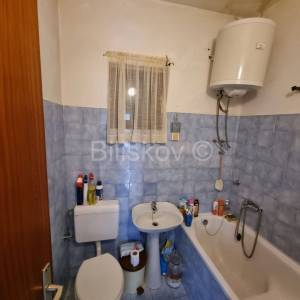 Prodaja, Kaštel Stari, trosoban stan, potrebna renovacija