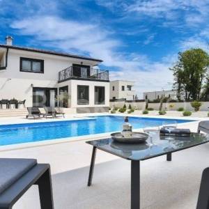 Prodaja, Krnica, luksuzna niskoenergetska vila s bazenom
