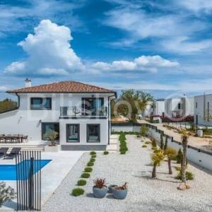 Prodaja, Krnica, luksuzna niskoenergetska vila s bazenom