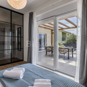 Prodaja, K.Stari, opremljena kuća u novogradnji