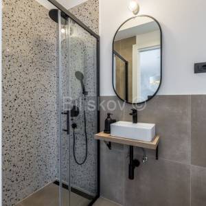 Prodaja, K.Stari, opremljena kuća u novogradnji