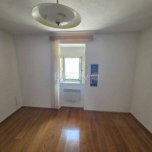 Prodaja, K.Stari, samostojeća kamena kuća, 1.red od mora