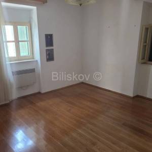 Prodaja, K.Stari, samostojeća kamena kuća, 1.red od mora