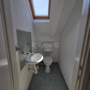 Prodaja, K.Stari, samostojeća kamena kuća, 1.red od mora