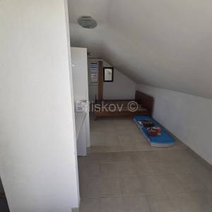 Prodaja, K.Stari, samostojeća kamena kuća, 1.red od mora