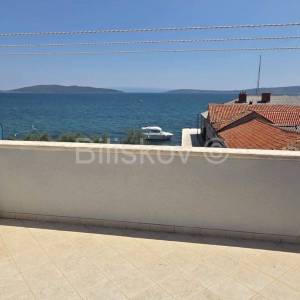 Prodaja, K.Stari, samostojeća kamena kuća, 1.red od mora