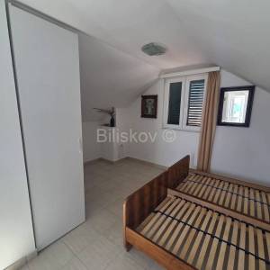 Prodaja, K.Stari, samostojeća kamena kuća, 1.red od mora