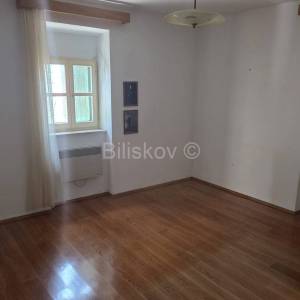 Prodaja, K.Stari, samostojeća kamena kuća, 1.red od mora