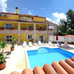 Prodaja- kuća s 4 stambene jedinice- okolica Višnjana!