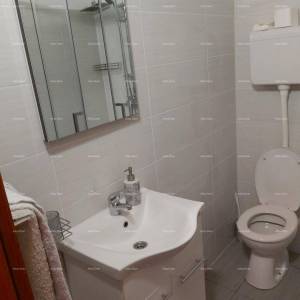 Prodaja- kuća sa konobom, velikom terasom, dva trosobna stana, dvorištem. Odlična prilika za investiranje!