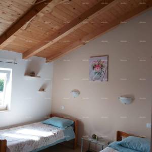 Prodaja- kuća sa konobom, velikom terasom, dva trosobna stana, dvorištem. Odlična prilika za investiranje!