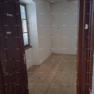 Prodaja- kuća sa konobom, velikom terasom, dva trosobna stana, dvorištem. Odlična prilika za investiranje!