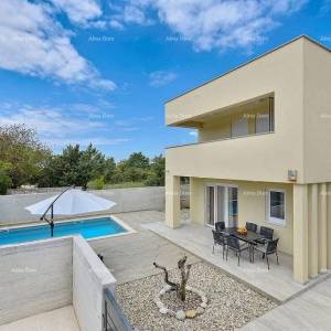 Prodaja kuće s bazenom u neposrednoj blizini mora, Peroj!