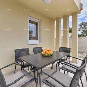 Prodaja kuće s bazenom u neposrednoj blizini mora, Peroj!