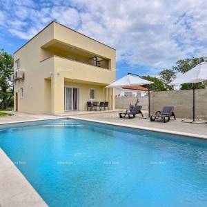 Prodaja kuće s bazenom u neposrednoj blizini mora, Peroj!