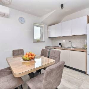 Prodaja kuće s bazenom u neposrednoj blizini mora, Peroj!