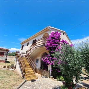 Prodaja kuće s dvije stambene jedinice, pomoćnim objektom i garažom, Ližnjan!