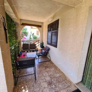 Prodaja kuće s dvije stambene jedinice, pomoćnim objektom i garažom, Ližnjan!