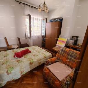 Prodaja kuće s dvije stambene jedinice, pomoćnim objektom i garažom, Ližnjan!