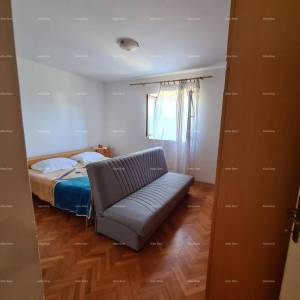 Prodaja kuće s dvije stambene jedinice, pomoćnim objektom i garažom, Ližnjan!