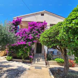 Prodaja kuće s dvije stambene jedinice, pomoćnim objektom i garažom, Ližnjan!