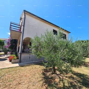 Prodaja kuće s dvije stambene jedinice, pomoćnim objektom i garažom, Ližnjan!