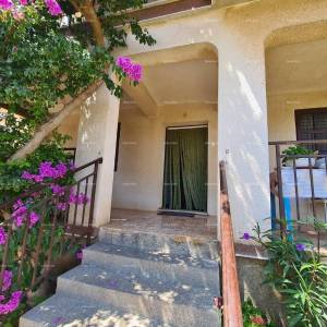 Prodaja kuće s dvije stambene jedinice, pomoćnim objektom i garažom, Ližnjan!