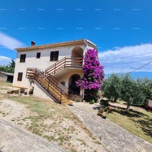 Prodaja kuće s dvije stambene jedinice, pomoćnim objektom i garažom, Ližnjan!