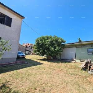 Prodaja kuće s dvije stambene jedinice, pomoćnim objektom i garažom, Ližnjan!