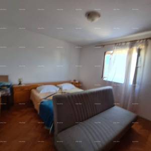 Prodaja kuće s dvije stambene jedinice, pomoćnim objektom i garažom, Ližnjan!