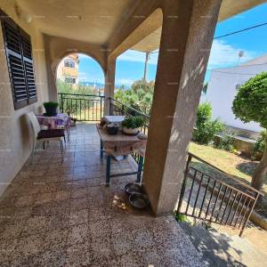 Prodaja kuće s dvije stambene jedinice, pomoćnim objektom i garažom, Ližnjan!