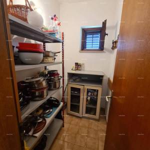 Prodaja kuće s dvije stambene jedinice, pomoćnim objektom i garažom, Ližnjan!