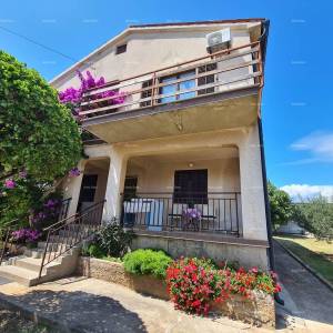 Prodaja kuće s dvije stambene jedinice, pomoćnim objektom i garažom, Ližnjan!