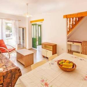 Prodaja lijepo uređene, renovirane istarske kuće s šternom, Marčana!