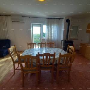 Prodaja, Ližnjan , kuća u nizu sa tri apartmana.