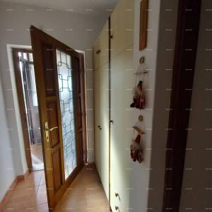 Prodaja, Ližnjan , kuća u nizu sa tri apartmana.