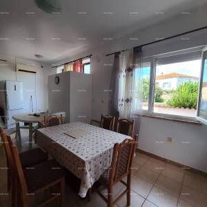 Prodaja, Ližnjan , kuća u nizu sa tri apartmana.