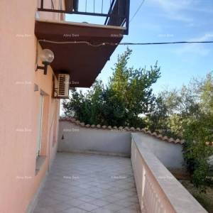 Prodaja, Ližnjan , kuća u nizu sa tri apartmana.