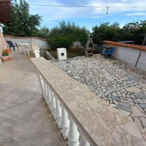 Prodaja, Ližnjan , kuća u nizu sa tri apartmana.