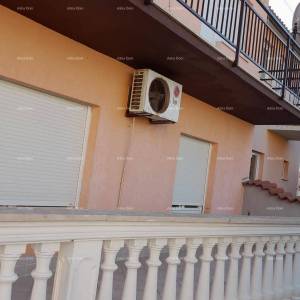 Prodaja, Ližnjan , kuća u nizu sa tri apartmana.