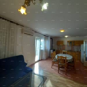 Prodaja, Ližnjan , kuća u nizu sa tri apartmana.