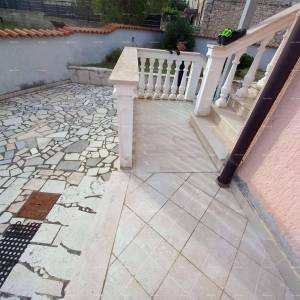 Prodaja, Ližnjan , kuća u nizu sa tri apartmana.