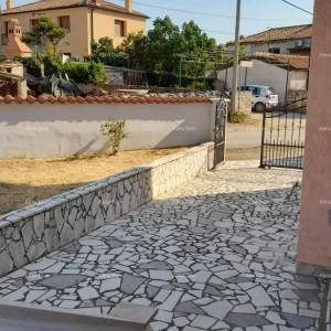 Prodaja, Ližnjan , kuća u nizu sa tri apartmana.