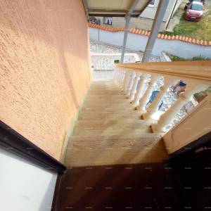 Prodaja, Ližnjan , kuća u nizu sa tri apartmana.