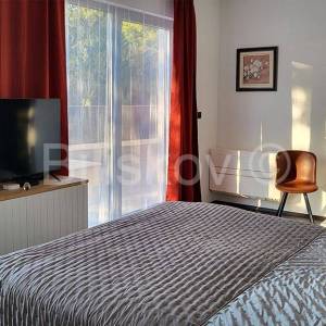 Prodaja, luksuzna vila s bazenom, 100 m od mora