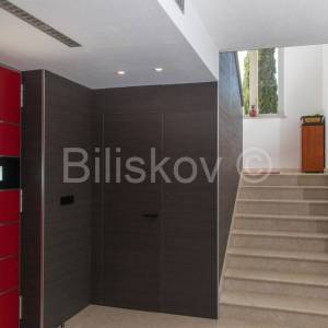 Prodaja, luksuzna vila s bazenom, 100 m od mora